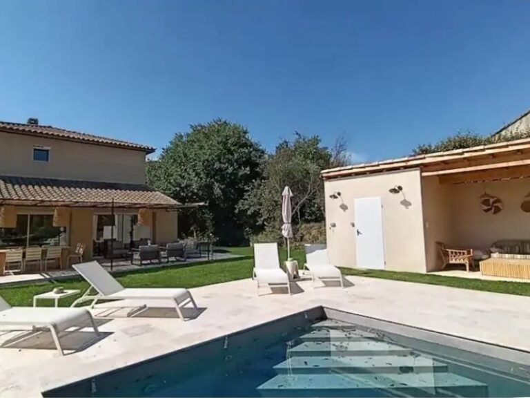 Location maison collias piscine
